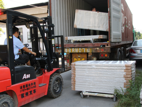 樓上樓門窗-國(guó)外鋁門窗產(chǎn)品裝柜